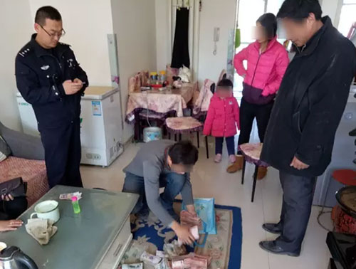 17萬當(dāng)垃圾丟掉：驚慌失措！全家上陣翻找垃圾桶