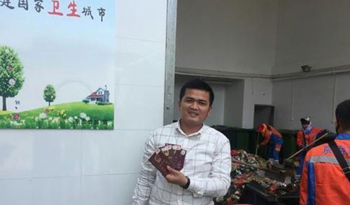 ?？谑忻駚G護(hù)照 環(huán)衛(wèi)工翻檢5噸垃圾找到