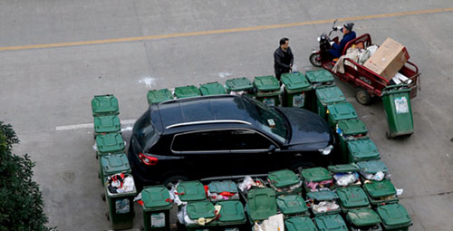 隨意亂停車(chē)，大爺搬垃圾桶怒攔私家車(chē) 