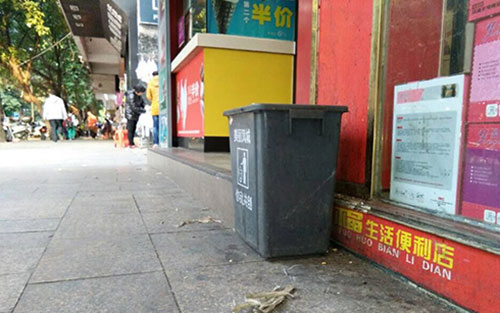 垃圾桶當(dāng)足球踢？！城區(qū)大半年累計丟近千個垃圾桶